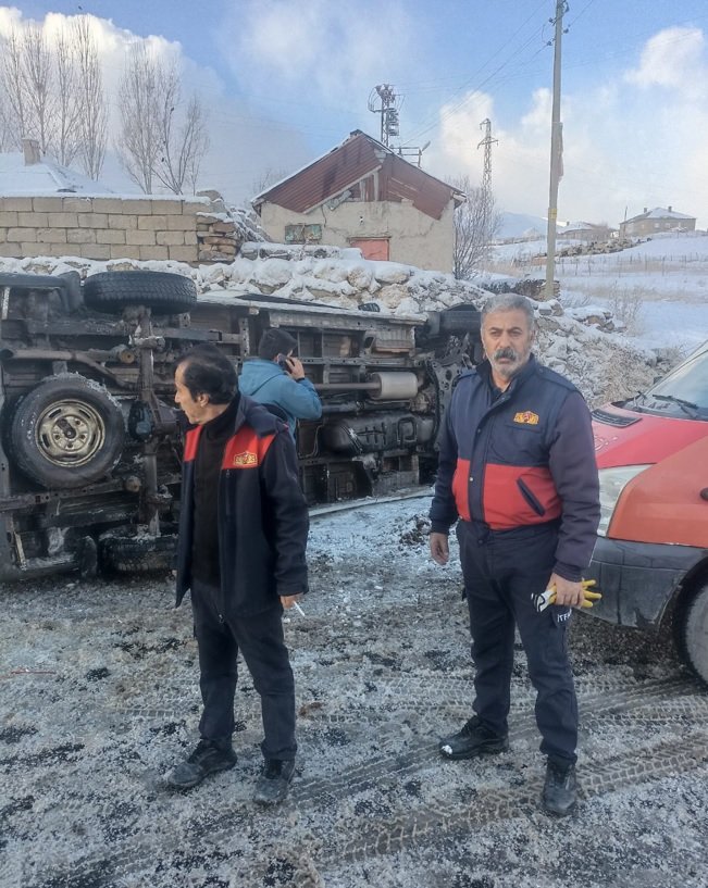 Hakkari'de öğretmenleri taşıyan minibüs devrildi: 11 öğretmen yaralandı