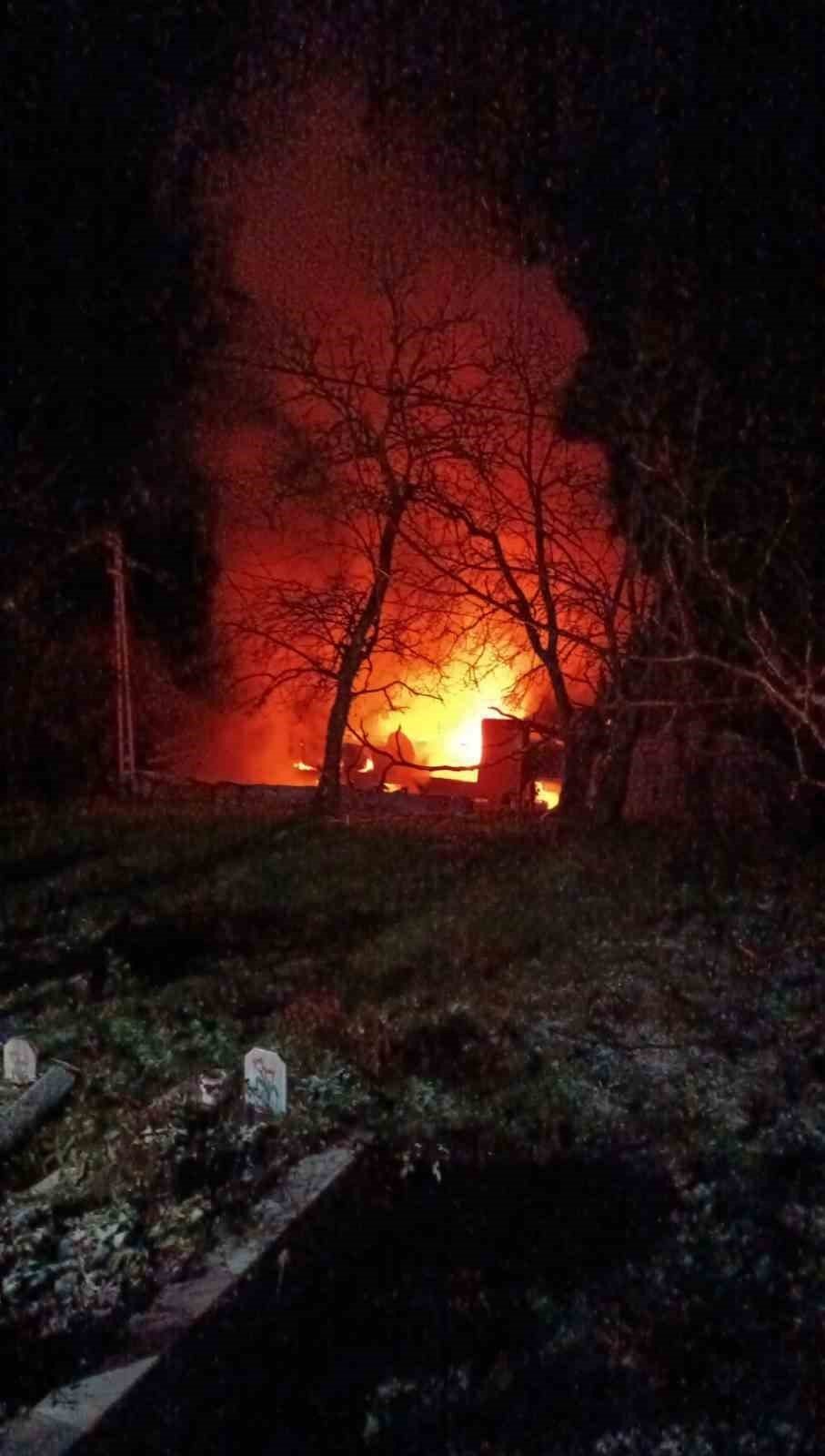 Kastamonu’da ahşap ev çıkan yangında küle döndü