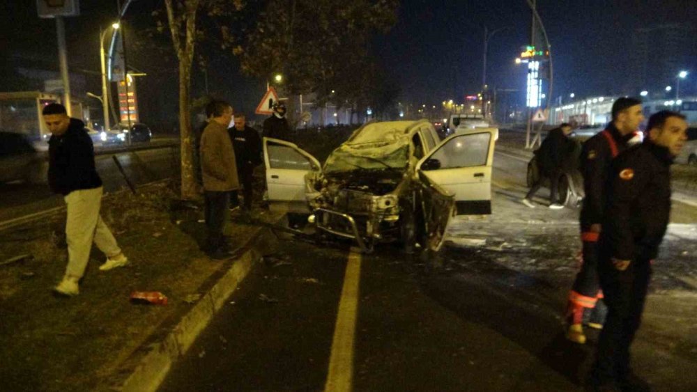 Malatya’da feci kaza! Lastiği patladı, bariyerlere çarparak durabildi