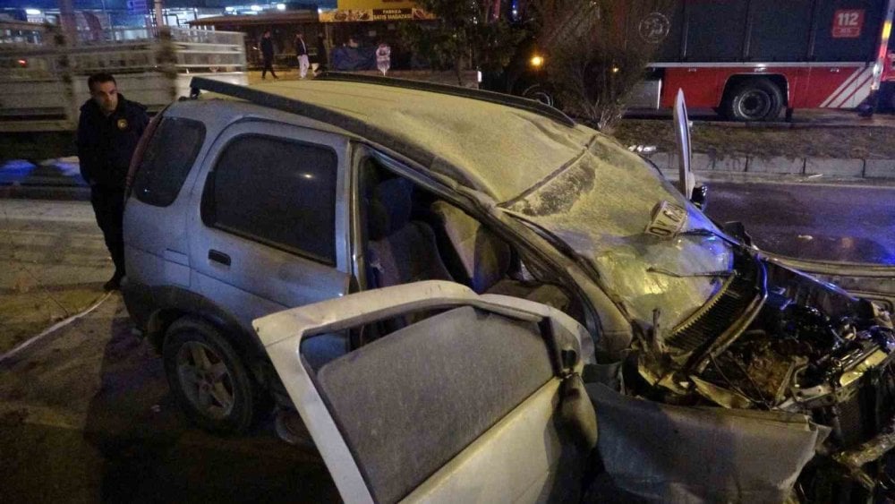 Malatya’da feci kaza! Lastiği patladı, bariyerlere çarparak durabildi