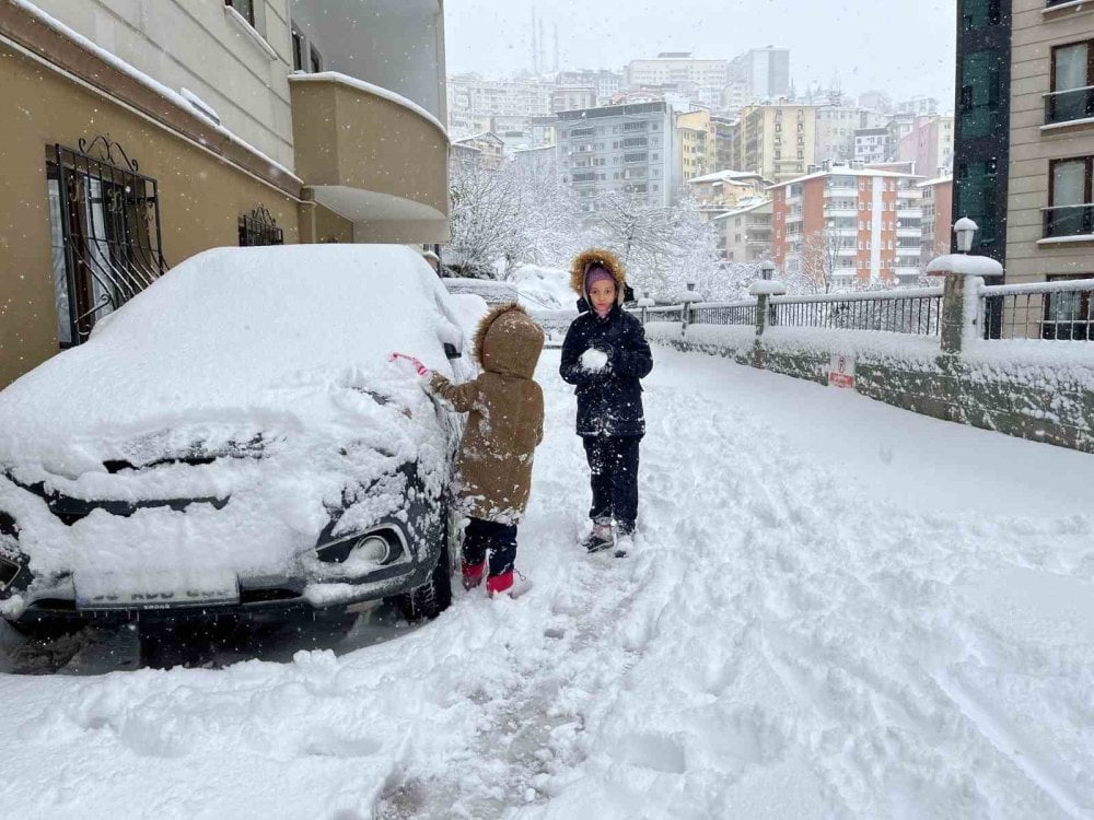 Artvin’deki kar esareti çocuklara eğlence oldu