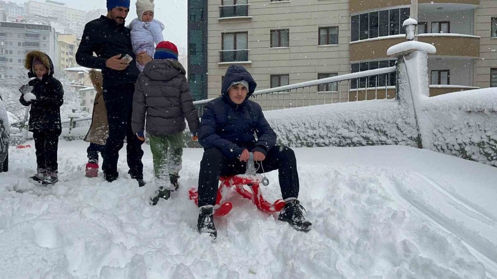 Artvin’deki kar esareti çocuklara eğlence oldu