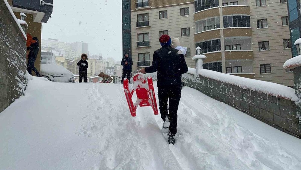 Artvin’deki kar esareti çocuklara eğlence oldu