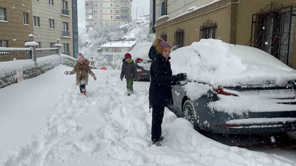 Artvin’deki kar esareti çocuklara eğlence oldu