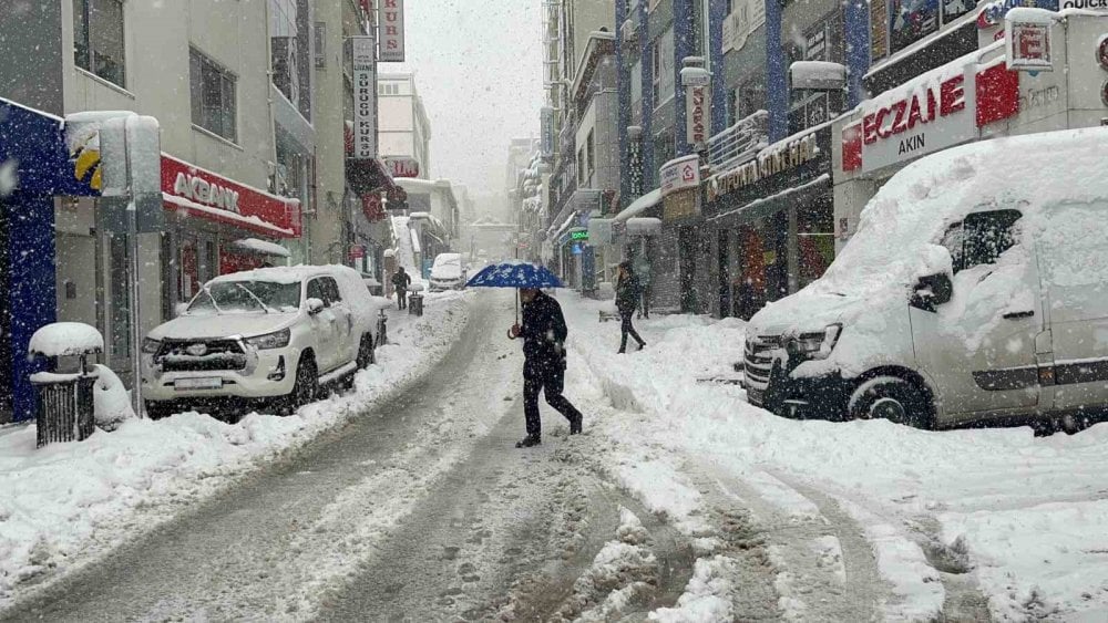 Artvin’deki kar esareti çocuklara eğlence oldu