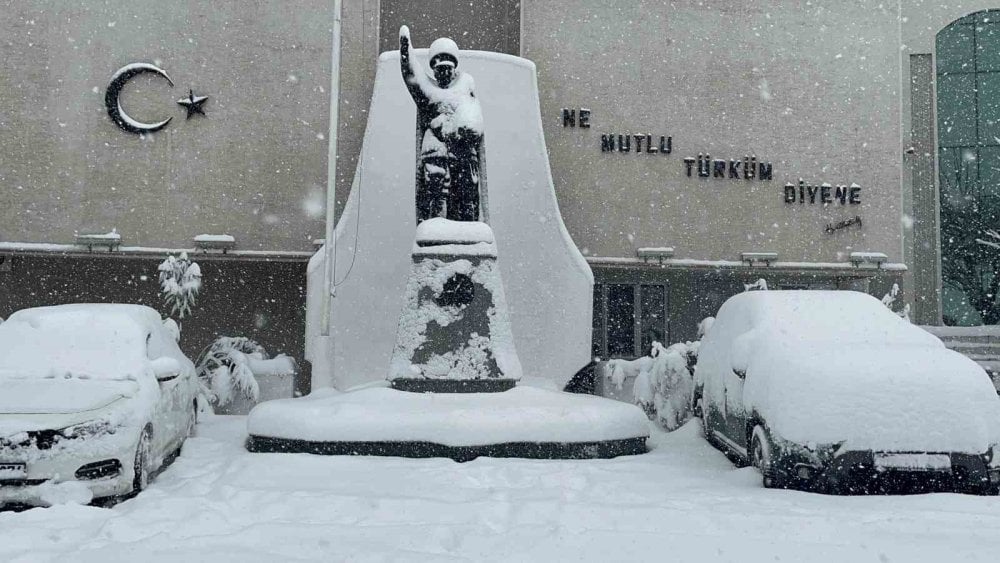 Artvin’deki kar esareti çocuklara eğlence oldu