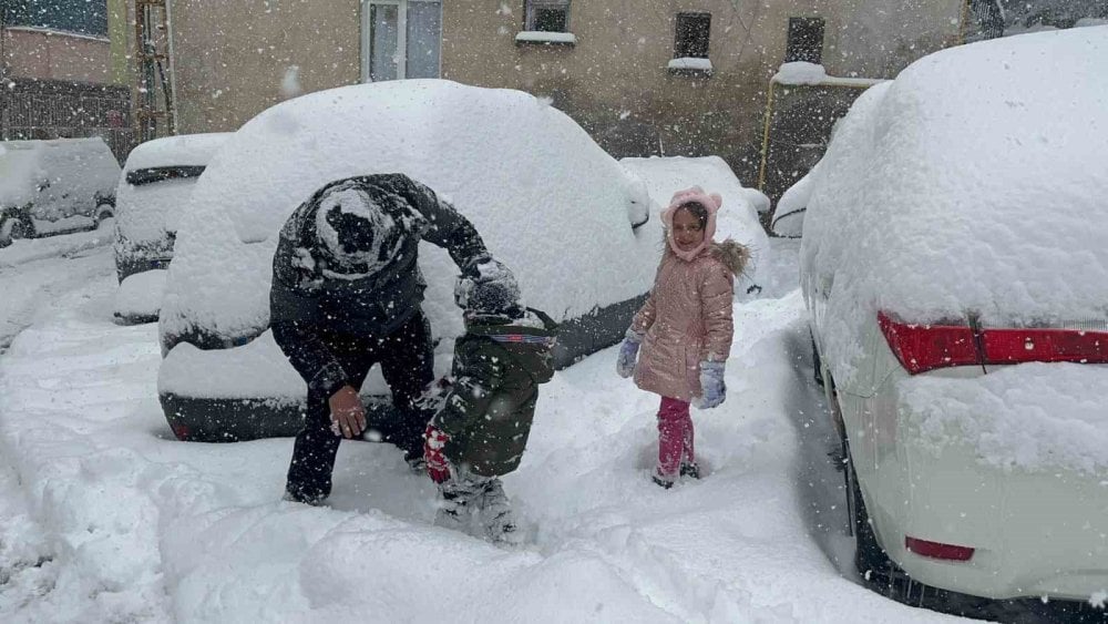 Artvin’deki kar esareti çocuklara eğlence oldu