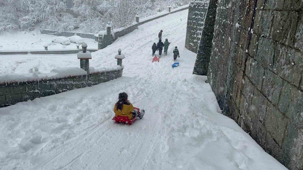 Artvin’deki kar esareti çocuklara eğlence oldu