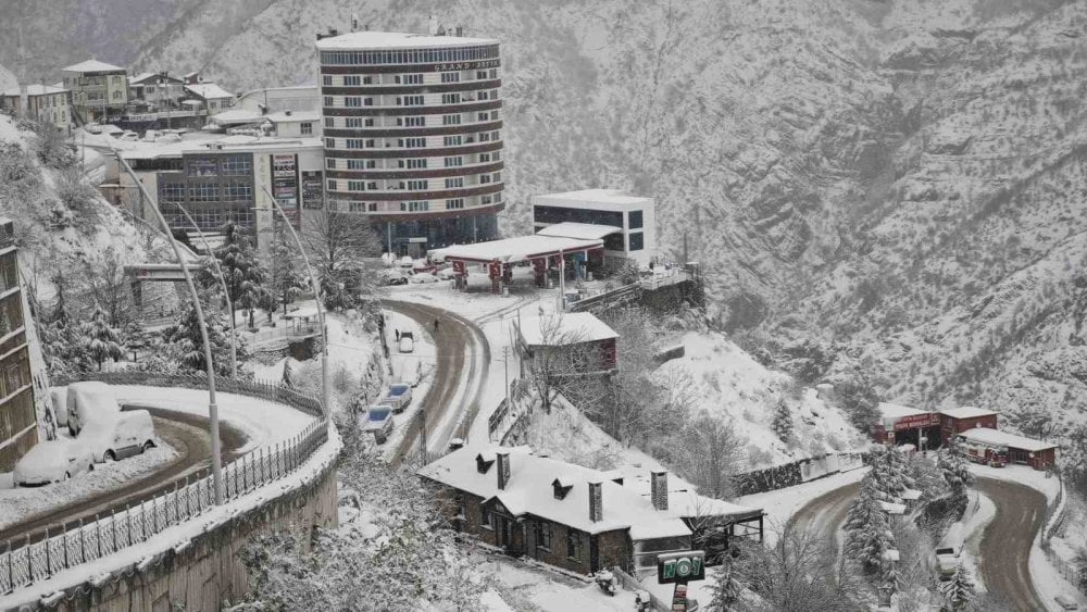 Artvin’deki kar esareti çocuklara eğlence oldu