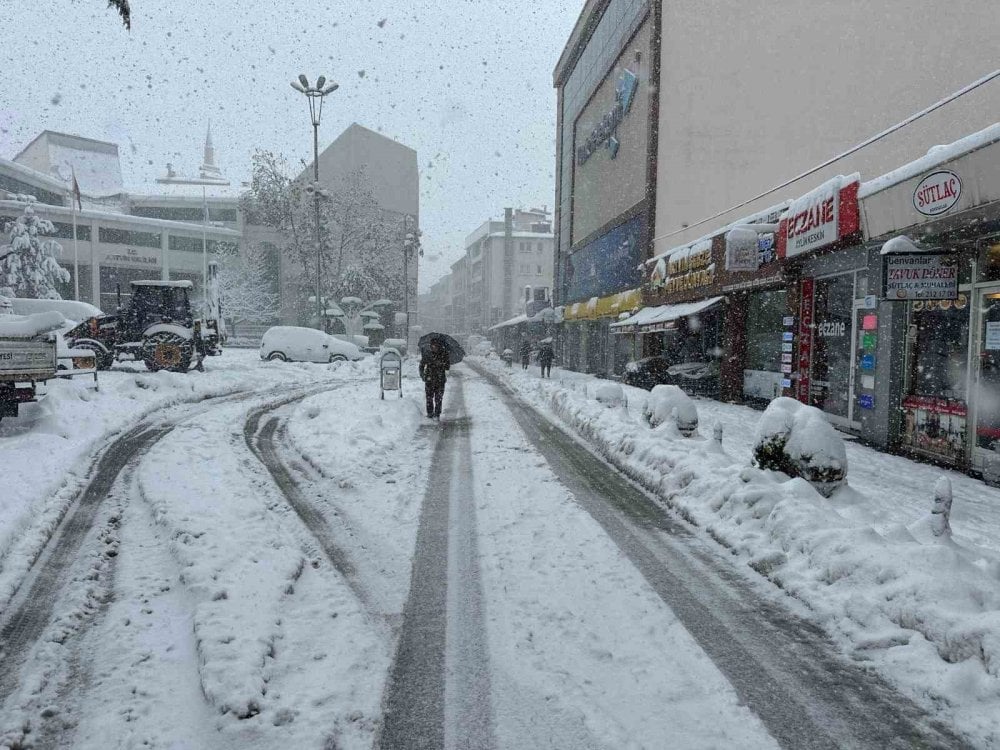 Artvin’deki kar esareti çocuklara eğlence oldu