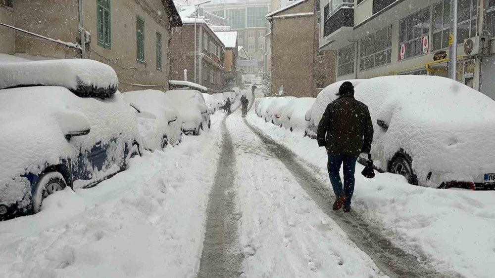 Artvin’deki kar esareti çocuklara eğlence oldu