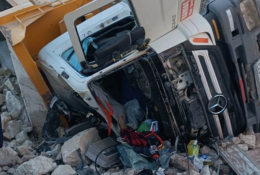 Adıyaman'da feci kaza! Şarampole devrilen hafriyat kamyonunun şoförü hayatını kaybetti