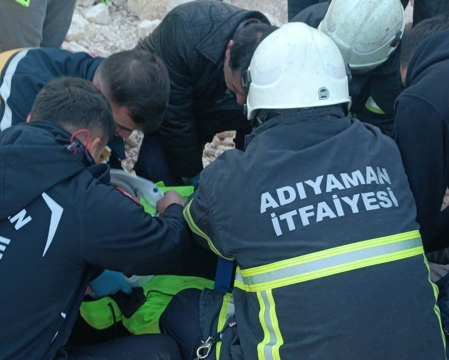 Adıyaman'da feci kaza! Şarampole devrilen hafriyat kamyonunun şoförü hayatını kaybetti