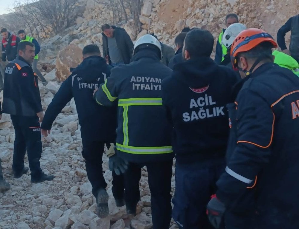 Adıyaman'da feci kaza! Şarampole devrilen hafriyat kamyonunun şoförü hayatını kaybetti