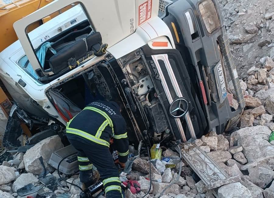 Adıyaman'da feci kaza! Şarampole devrilen hafriyat kamyonunun şoförü hayatını kaybetti