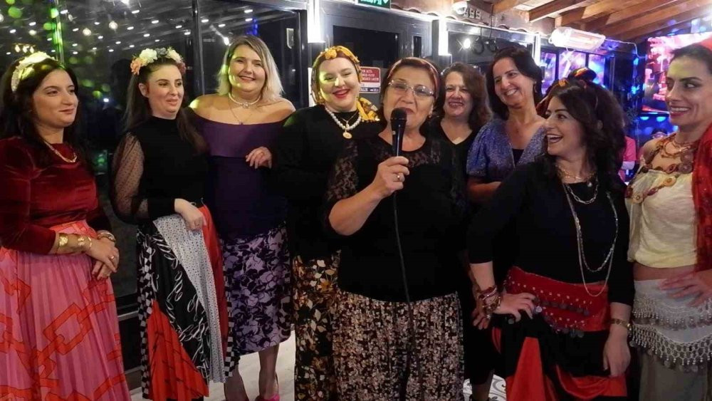 Edirne’de kadınların ’Şalvar Gecesi’ renkli görüntülere sahne oldu