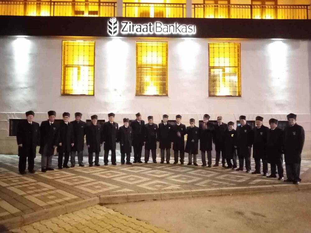 Gaziler o dağdaki dalgalanan bayrağı görmek için yola çıktılar