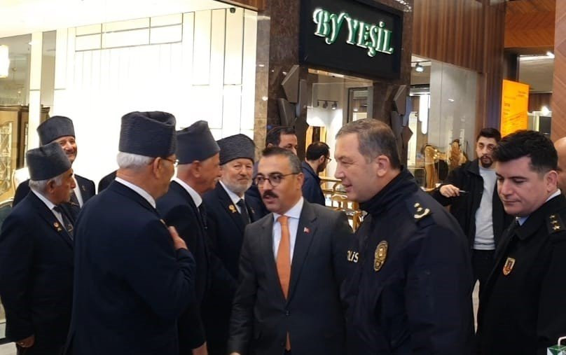 Gaziler o dağdaki dalgalanan bayrağı görmek için yola çıktılar