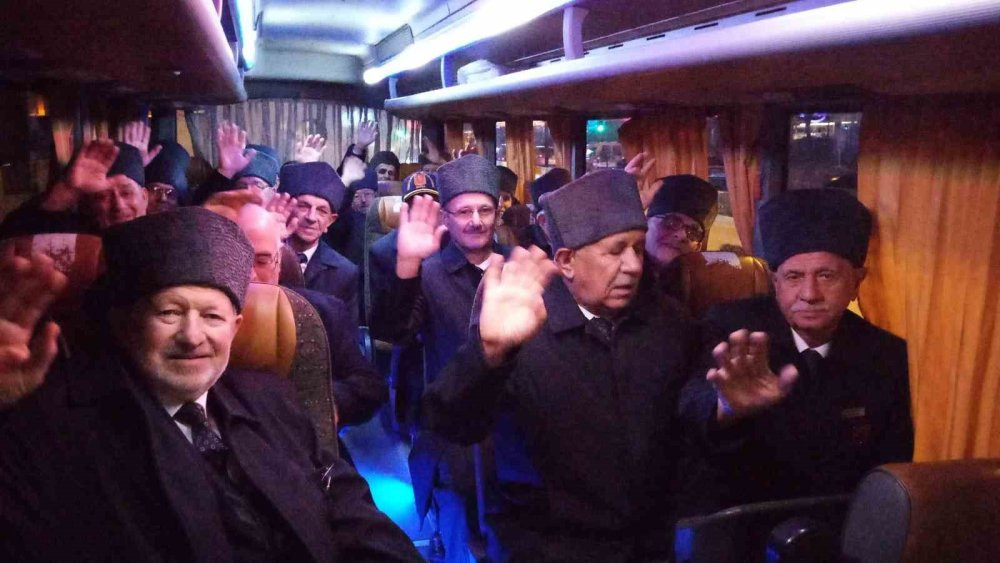 Gaziler o dağdaki dalgalanan bayrağı görmek için yola çıktılar