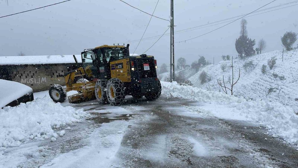 Rize’de 38 köy yolunun ulaşımına 'kar' engeli