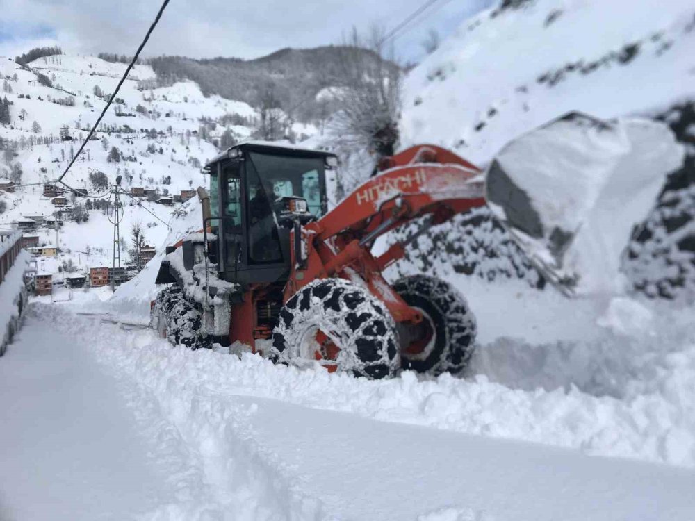 Rize’de 38 köy yolunun ulaşımına 'kar' engeli