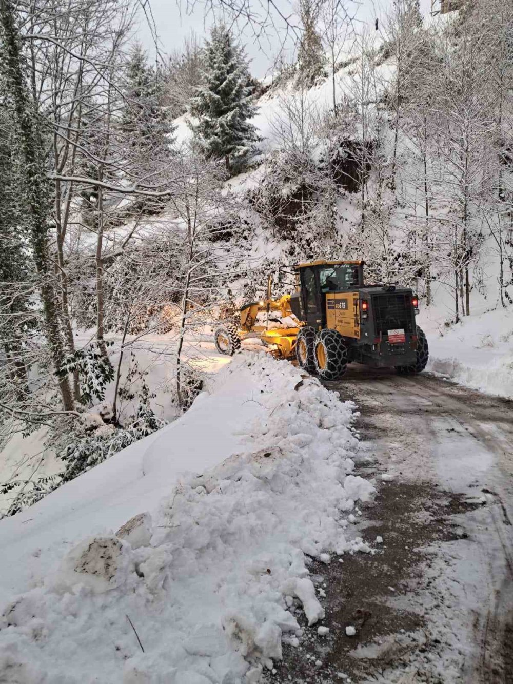 Rize’de 38 köy yolunun ulaşımına 'kar' engeli