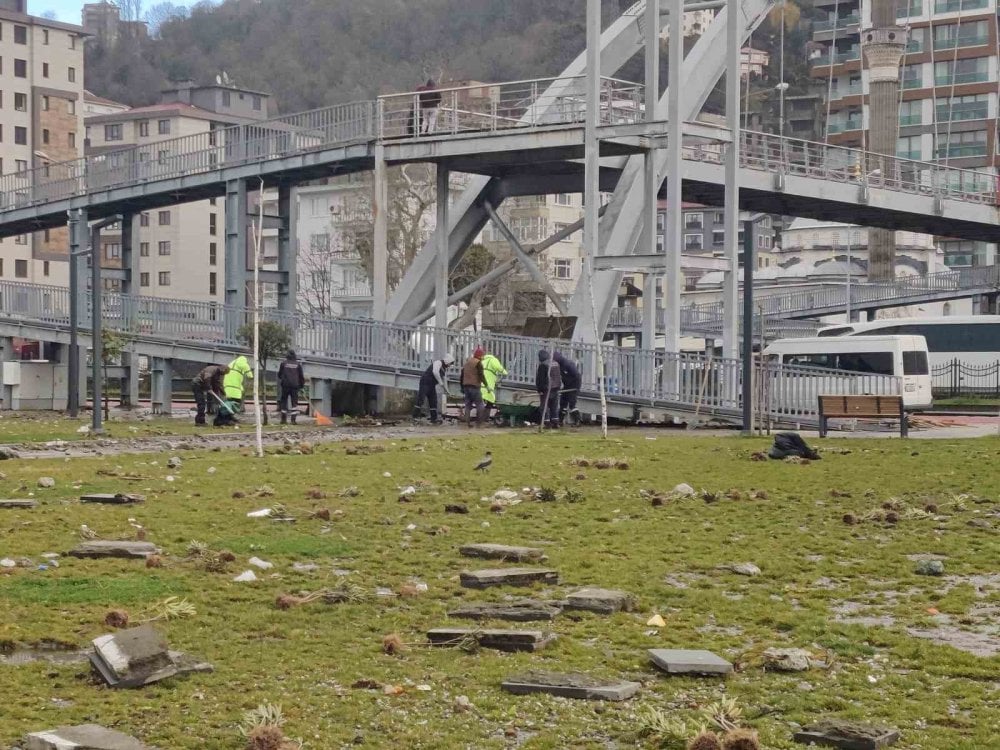 Rize'de fotoğraf çeken iki kadın dev dalgalara yakalandı