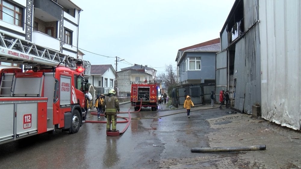 Sultanbeyli’de palet üretim atölyesinde yangın çıktı