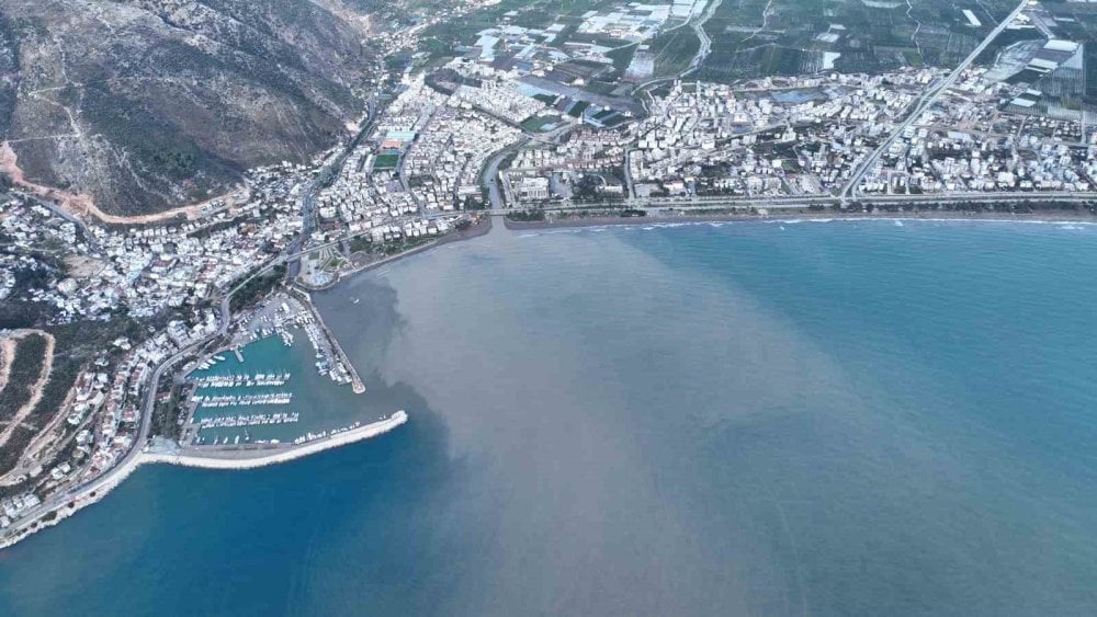 Antalya'da sağanak sonrası deniz çamura döndü