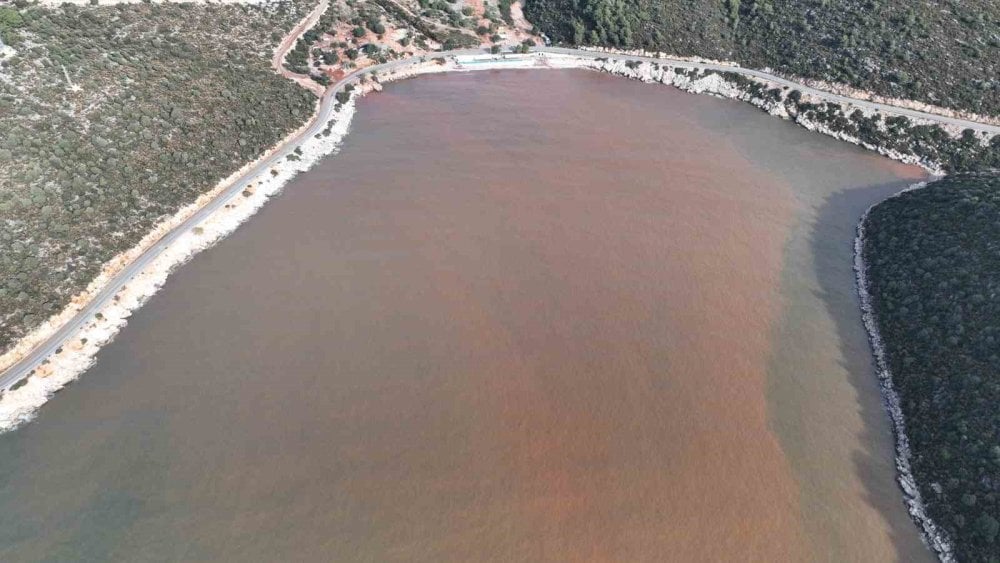 Antalya'da sağanak sonrası deniz çamura döndü