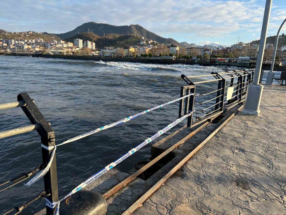 Karadeniz de fırtına etkili oldu: İskele kapatıldı