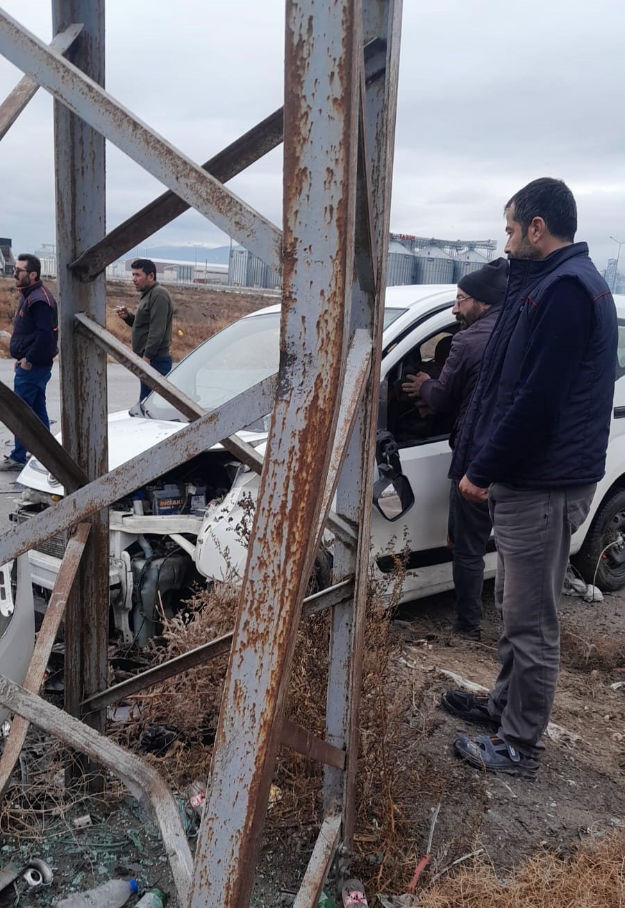 Konya’da iki hafif ticari araç çarpıştı: 1’i bebek 4 yaralı