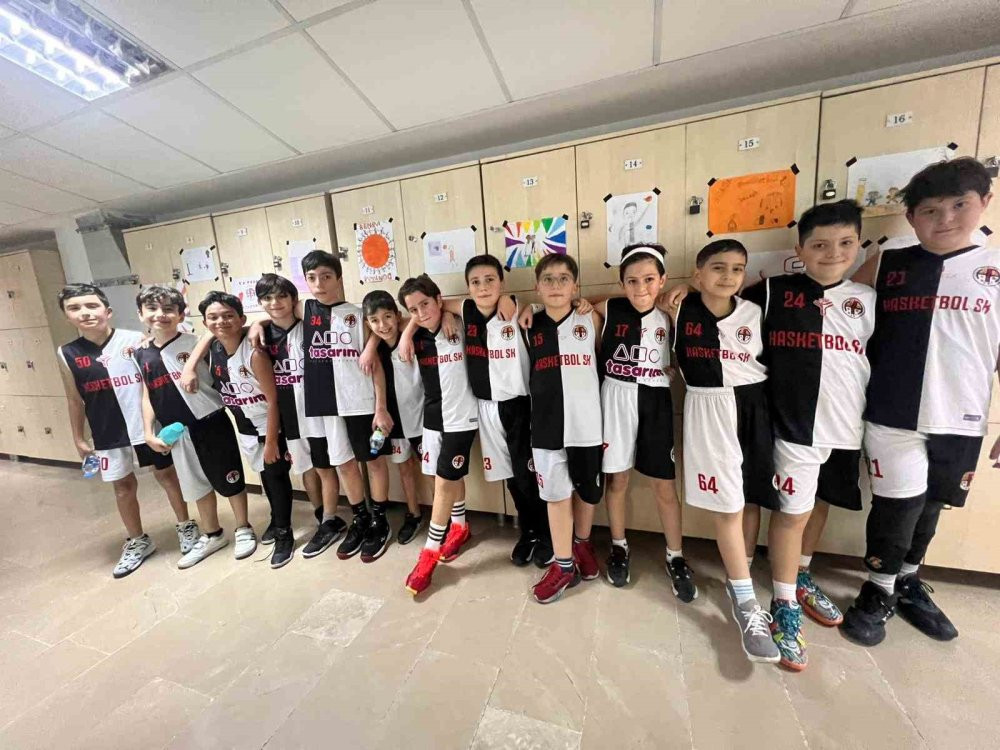 Minik basketbolcular idman yaptıkları salonda resim sergisi açtı