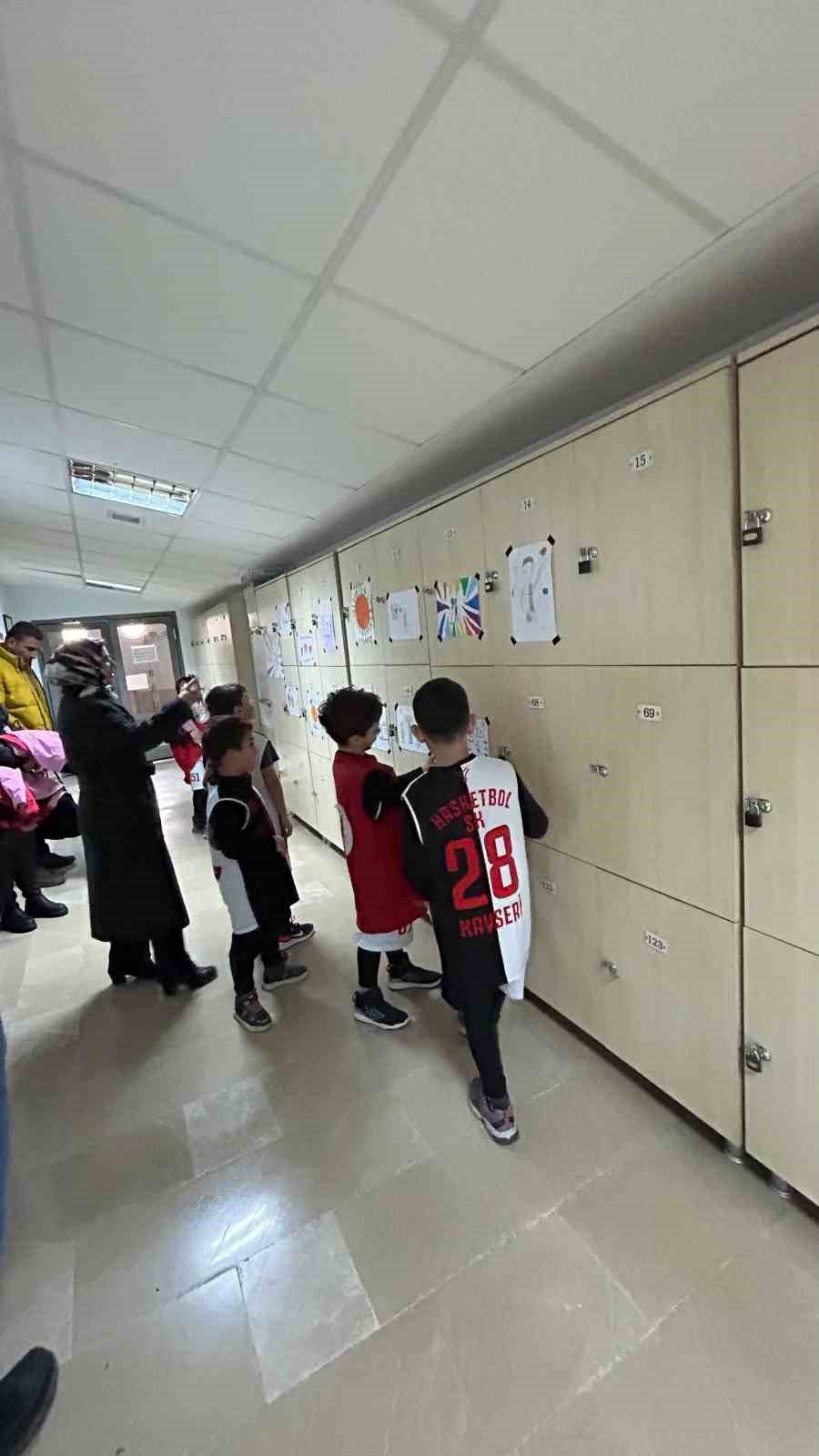 Minik basketbolcular idman yaptıkları salonda resim sergisi açtı