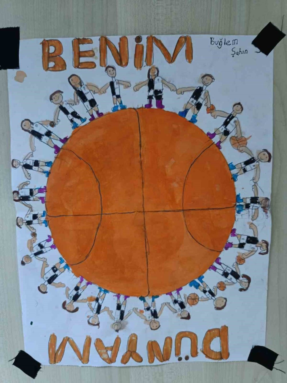 Minik basketbolcular idman yaptıkları salonda resim sergisi açtı