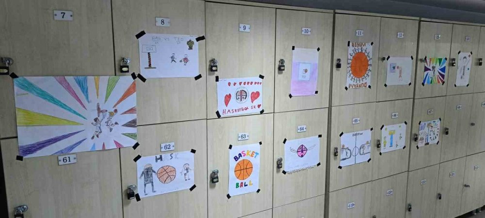 Minik basketbolcular idman yaptıkları salonda resim sergisi açtı