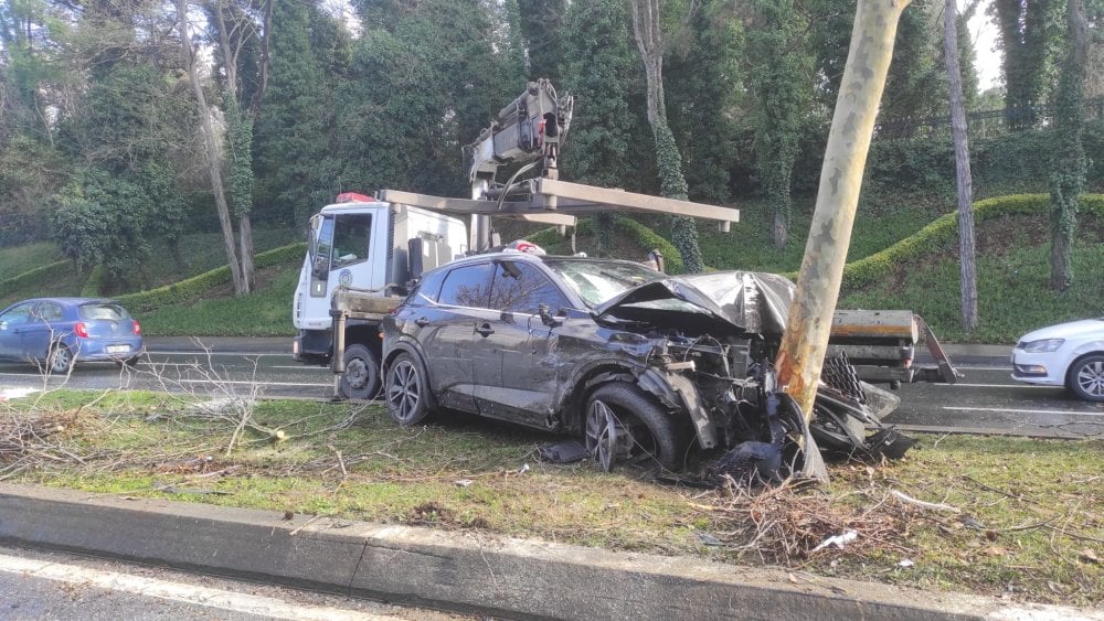 Trafik’te ‘makas’ attı önce 2 otomobile sonra ağaca çarparak durabildi