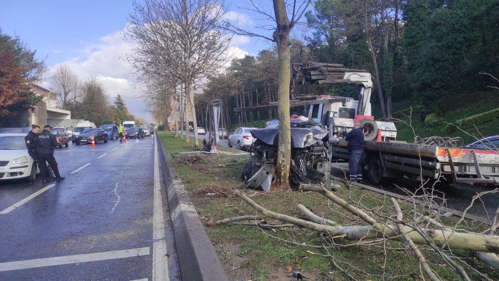 Trafik’te ‘makas’ attı önce 2 otomobile sonra ağaca çarparak durabildi