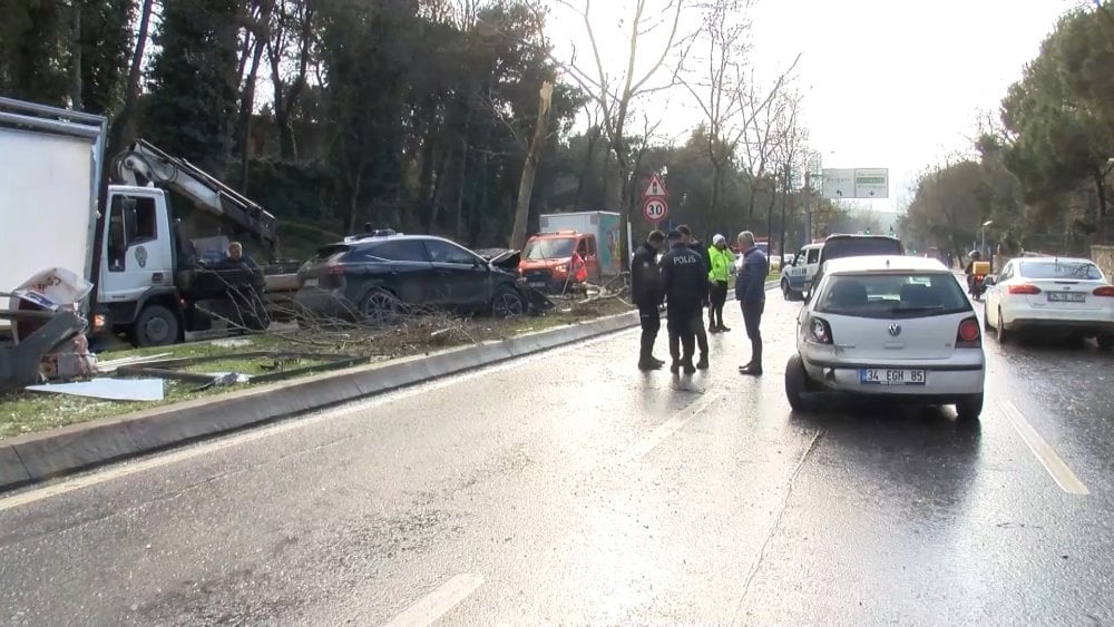 Trafik’te ‘makas’ attı önce 2 otomobile sonra ağaca çarparak durabildi