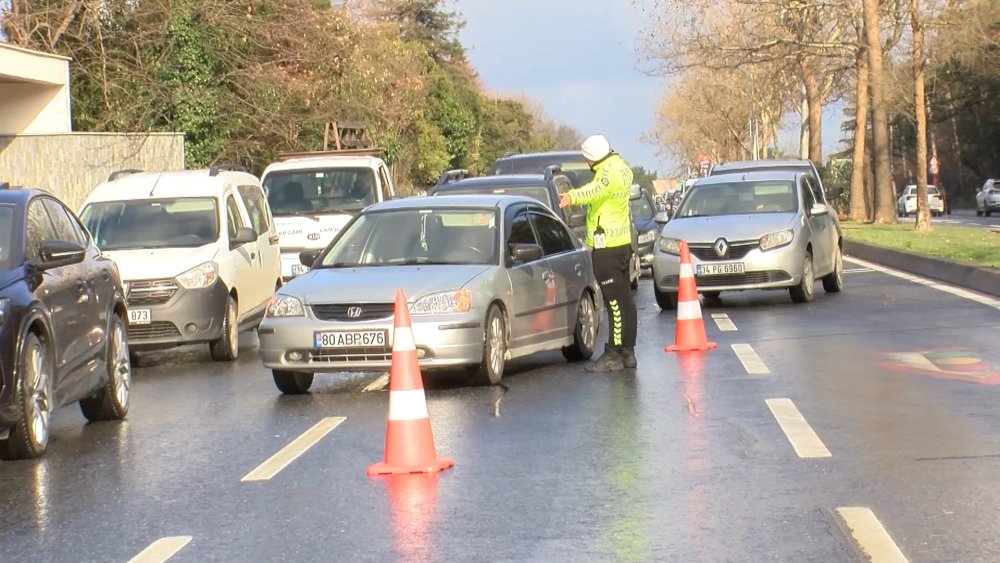 Trafik’te ‘makas’ attı önce 2 otomobile sonra ağaca çarparak durabildi