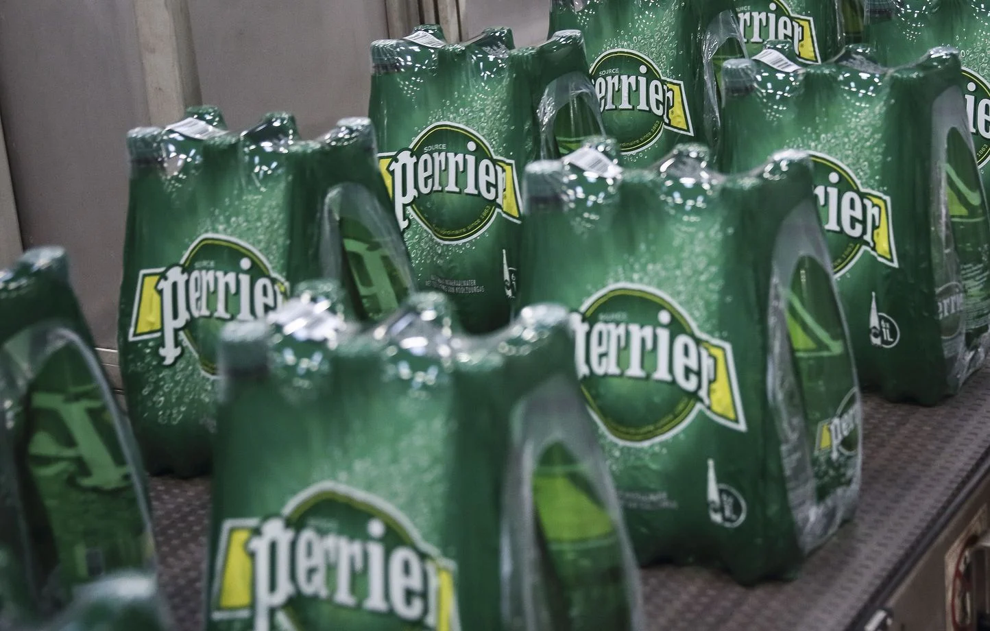 1444x920-visite-de-l-usine-d-embouteillage-d-eau-minerale-perrier-a-vergeze-lieu-de-la-source-des-bouillens-perrier-fait-partie-du-groupe-nestle-waters-france-ici-la-ligne-34-ou-l-eau-est-embouteillee-dans-des-bouteilles-pet-en-plastique-l.webp