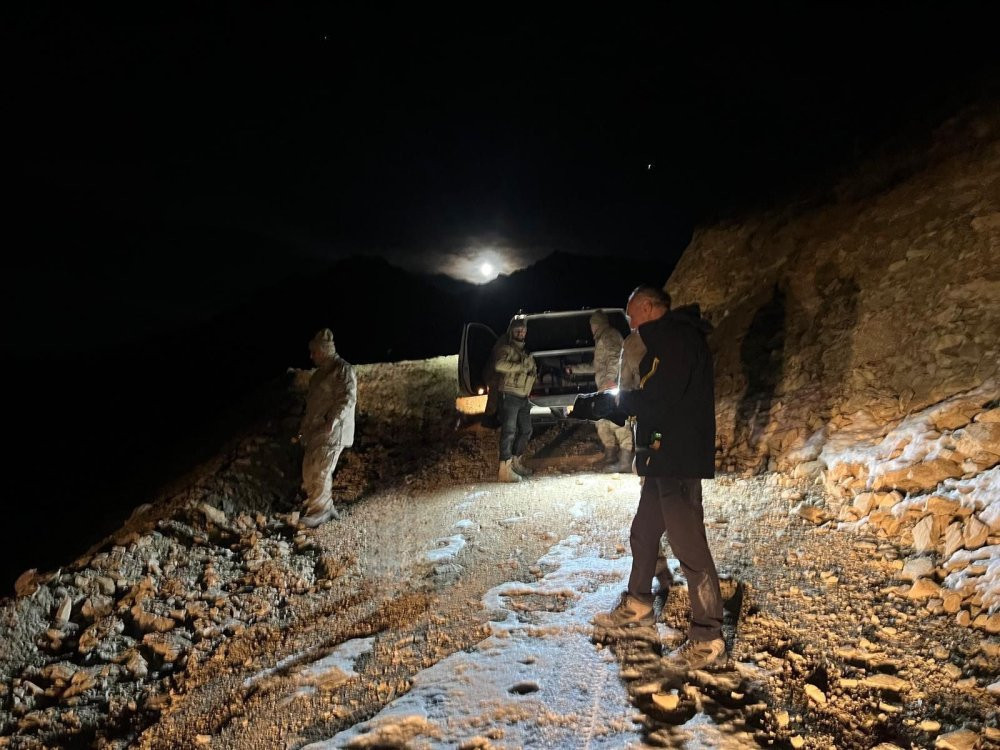 Batman'da mahsur kalan dağcı kurtarıldı