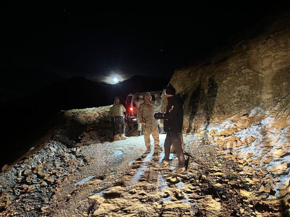 Batman'da mahsur kalan dağcı kurtarıldı