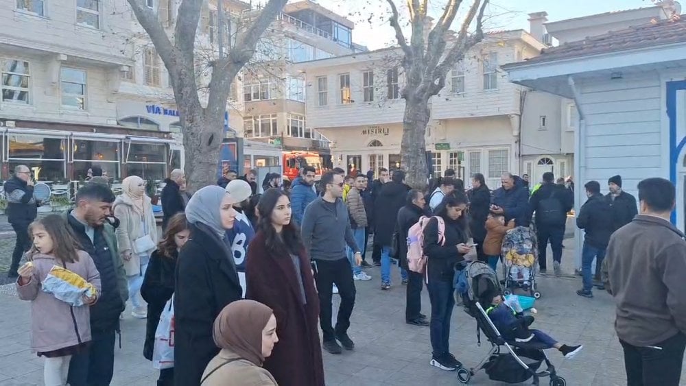 Beylerbeyi sahilinde tur teknesinde yangın! Ekipler olay yerinde