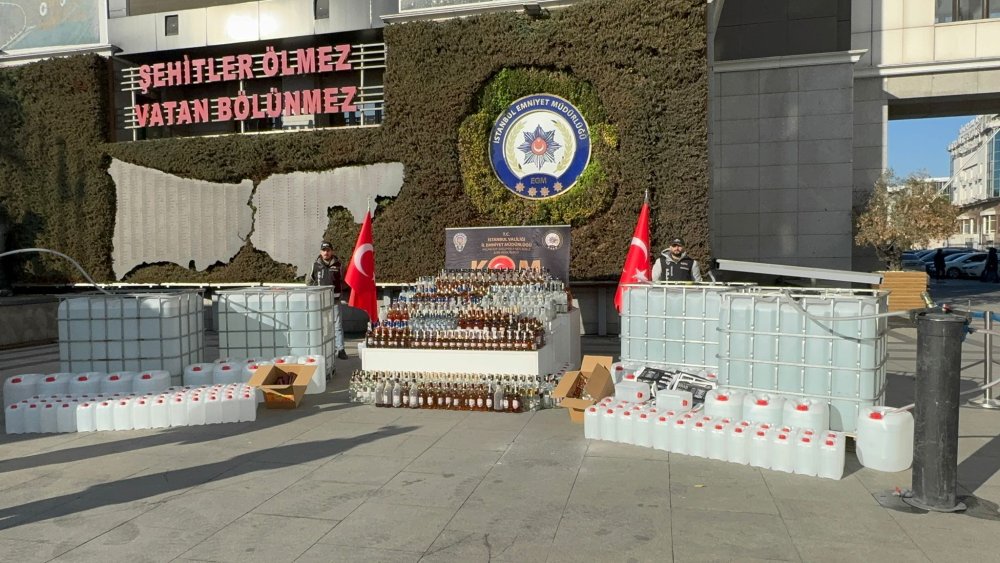 İstanbul’da ölüm imalathanelerine baskın: Yüzlerce şişe sahte içki ele geçirildi