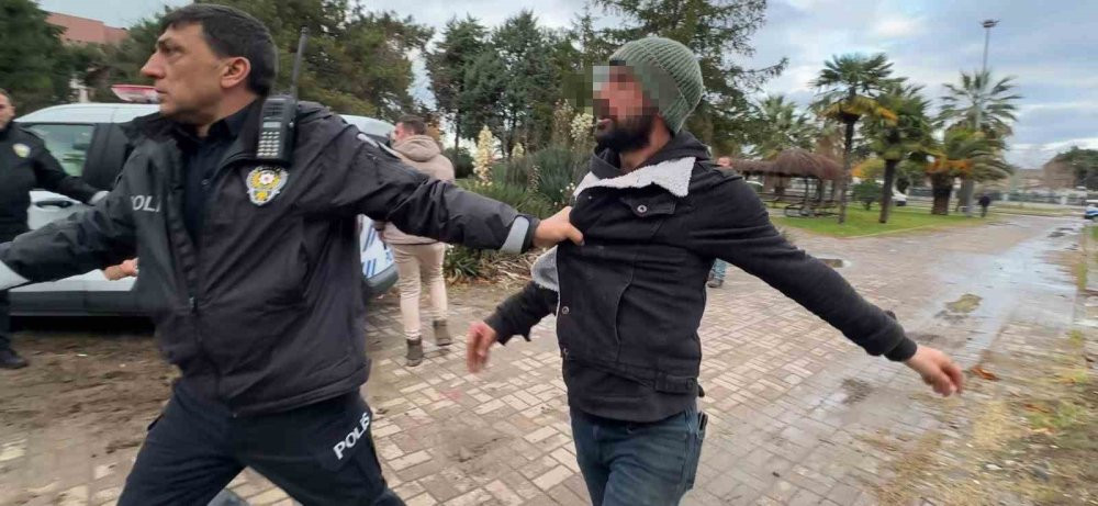 Mersin’de parkta korkunç anlar: Arkadaşını bıçakladı