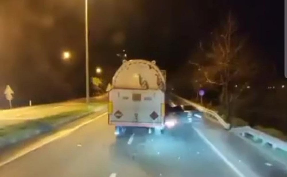 Zonguldak Ereğli'de alkollü sürücünün otomobili tankerle bariyer arasında sıkıştı! 3 yaralı