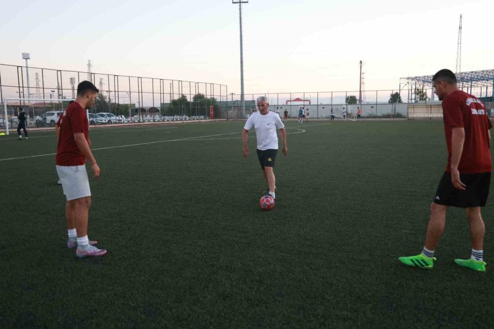 55 yaşındaki futbolcu başkan, babalarıyla birlikte futbol oynadığı gençlerle sahada ter döküyor