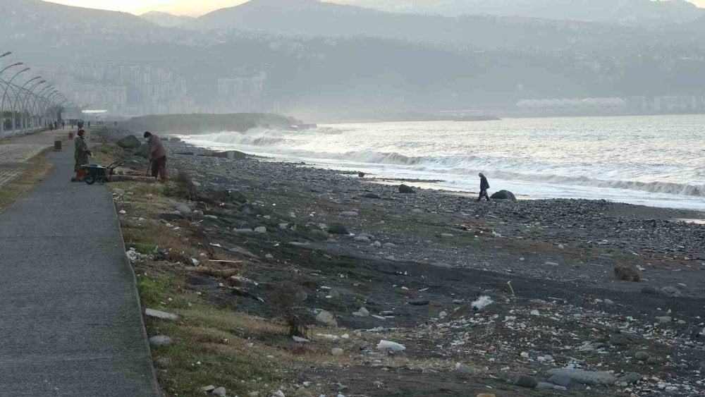 Dalgalara aldırmadan sahilde turladılar