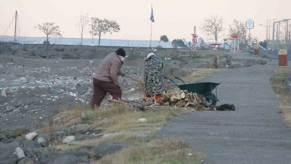 Dalgalara aldırmadan sahilde turladılar